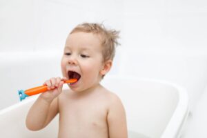 Niño lavar dientes